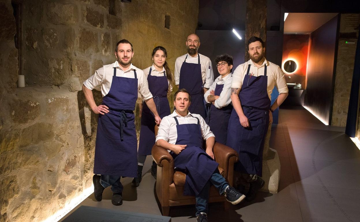 El equipo del restaurante Nublo, con Miguel Caño, sentado. 