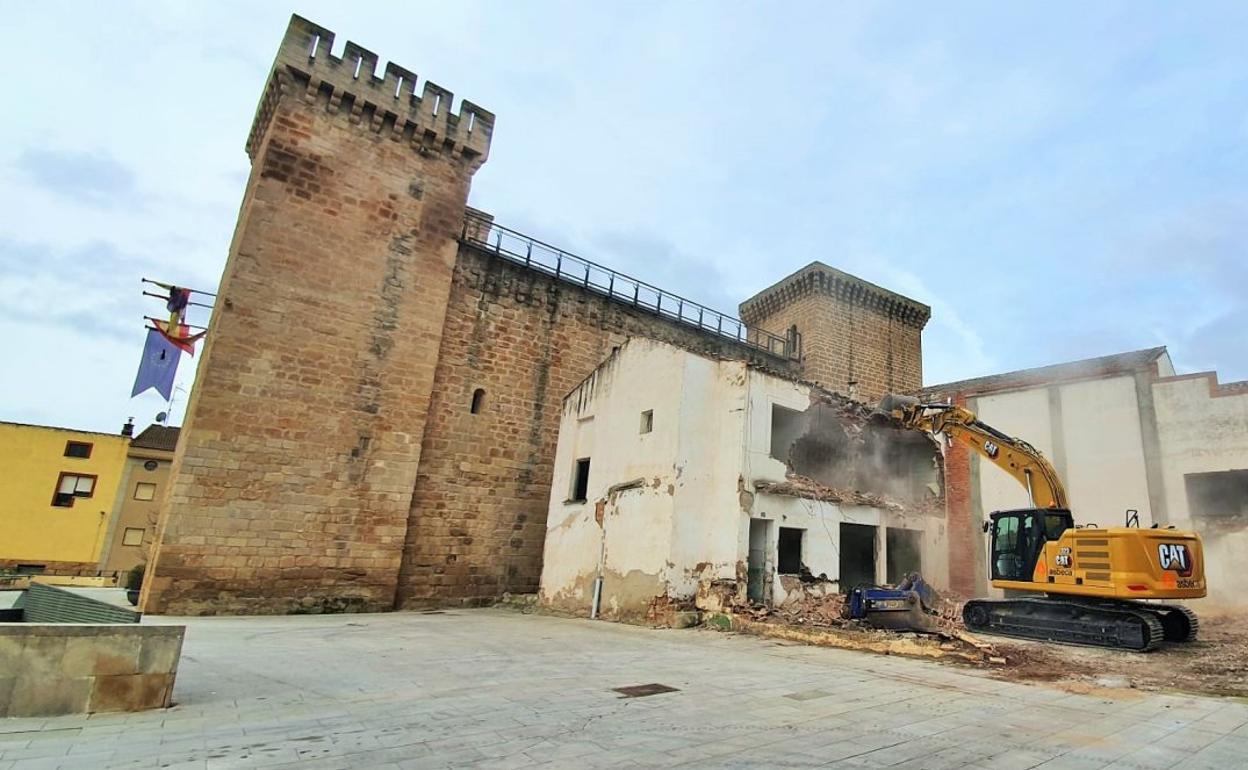 Una excavadora inicia el derribo de El Coso en Agoncillo. 