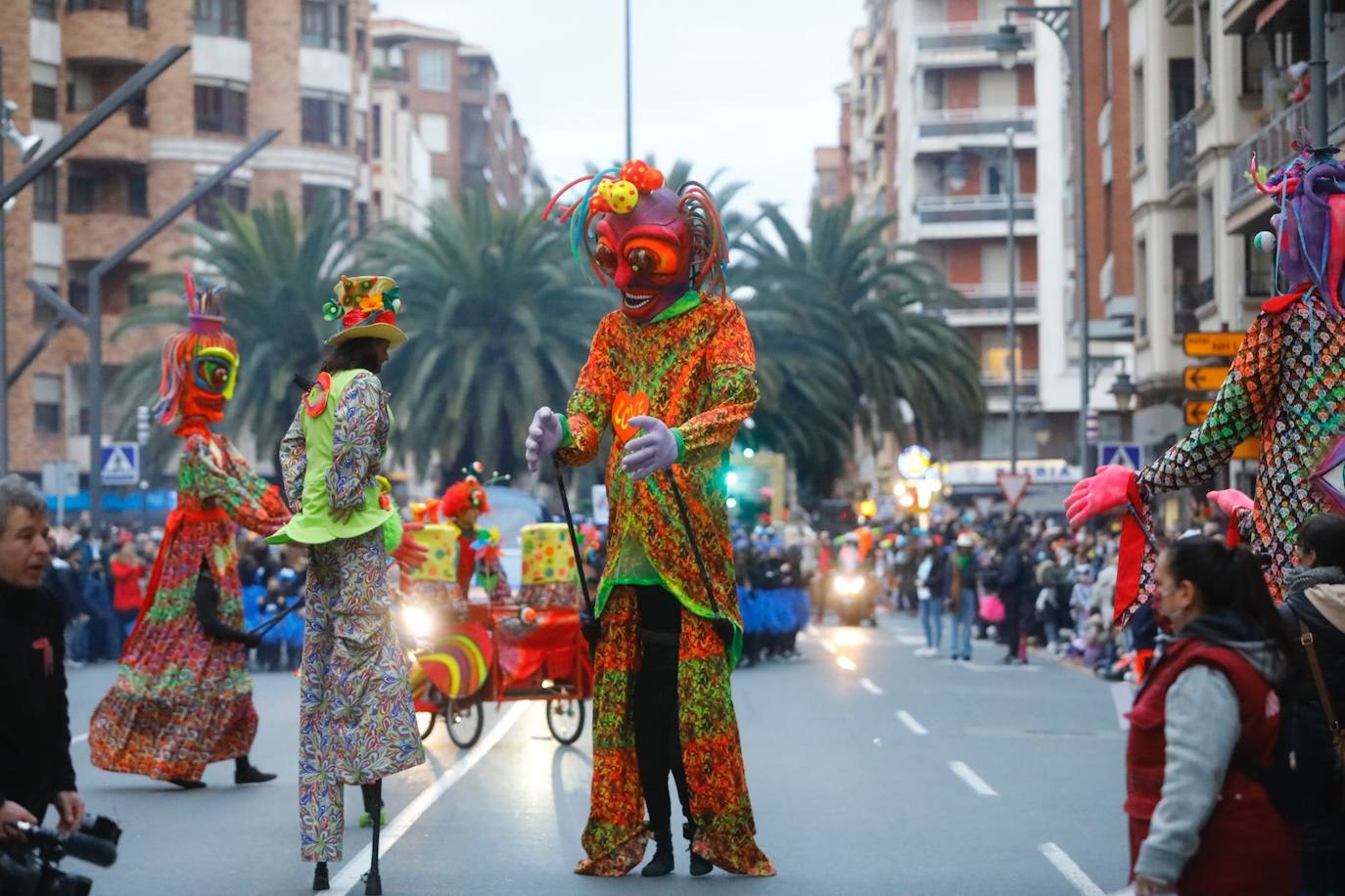 Los ciudadanos no han faltado a la cita, han acudido al desfile por la ciudad para observar los disfraces de los grupos que participan en el esperado acto