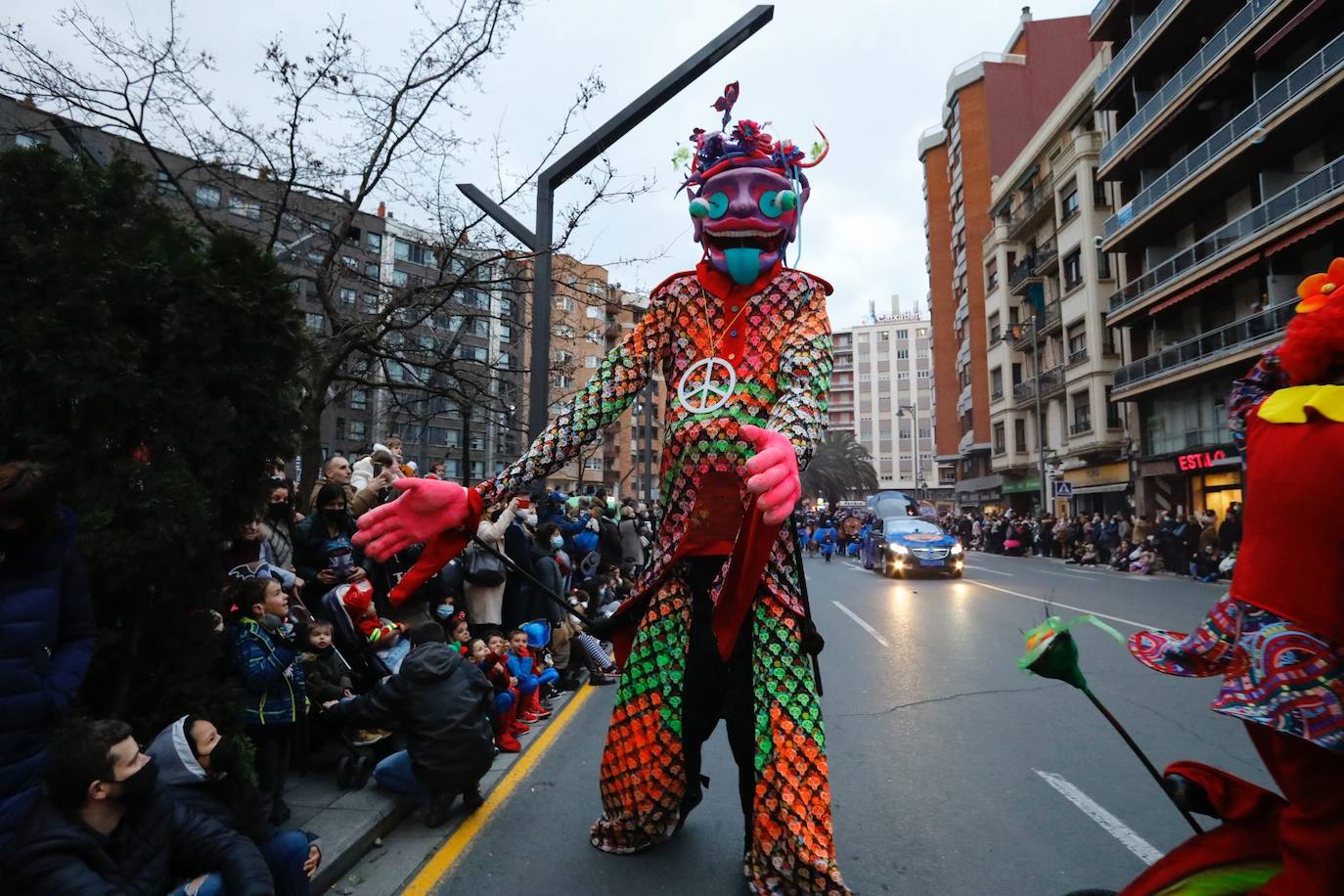 Los ciudadanos no han faltado a la cita, han acudido al desfile por la ciudad para observar los disfraces de los grupos que participan en el esperado acto