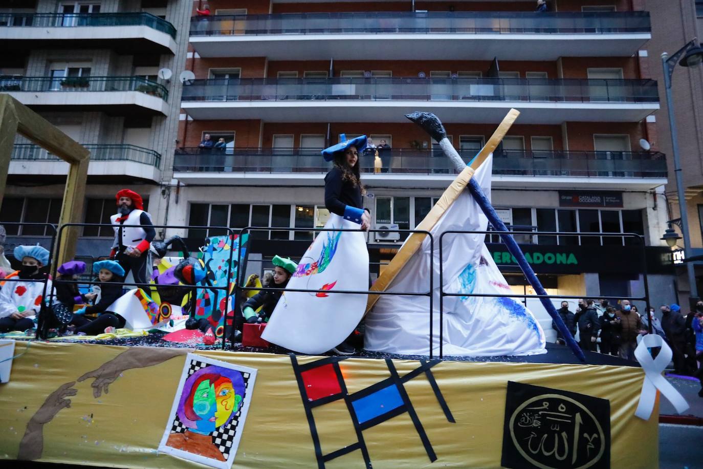 Los ciudadanos no han faltado a la cita, han acudido al desfile por la ciudad para observar los disfraces de los grupos que participan en el esperado acto