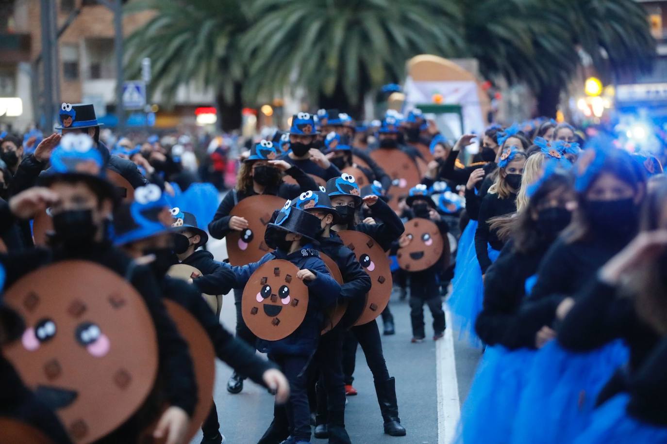 Los ciudadanos no han faltado a la cita, han acudido al desfile por la ciudad para observar los disfraces de los grupos que participan en el esperado acto