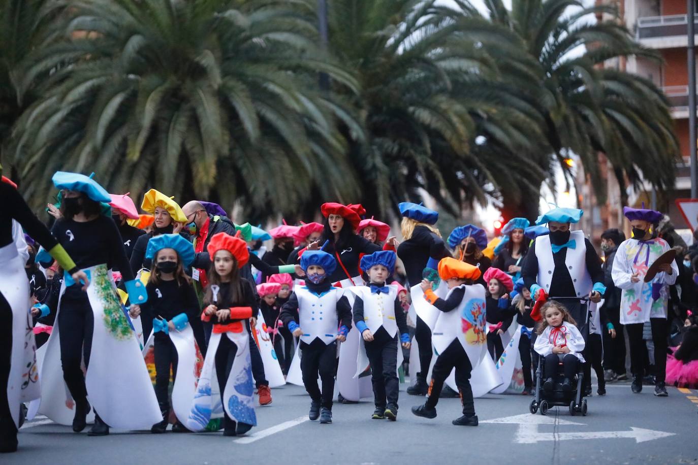 Los ciudadanos no han faltado a la cita, han acudido al desfile por la ciudad para observar los disfraces de los grupos que participan en el esperado acto