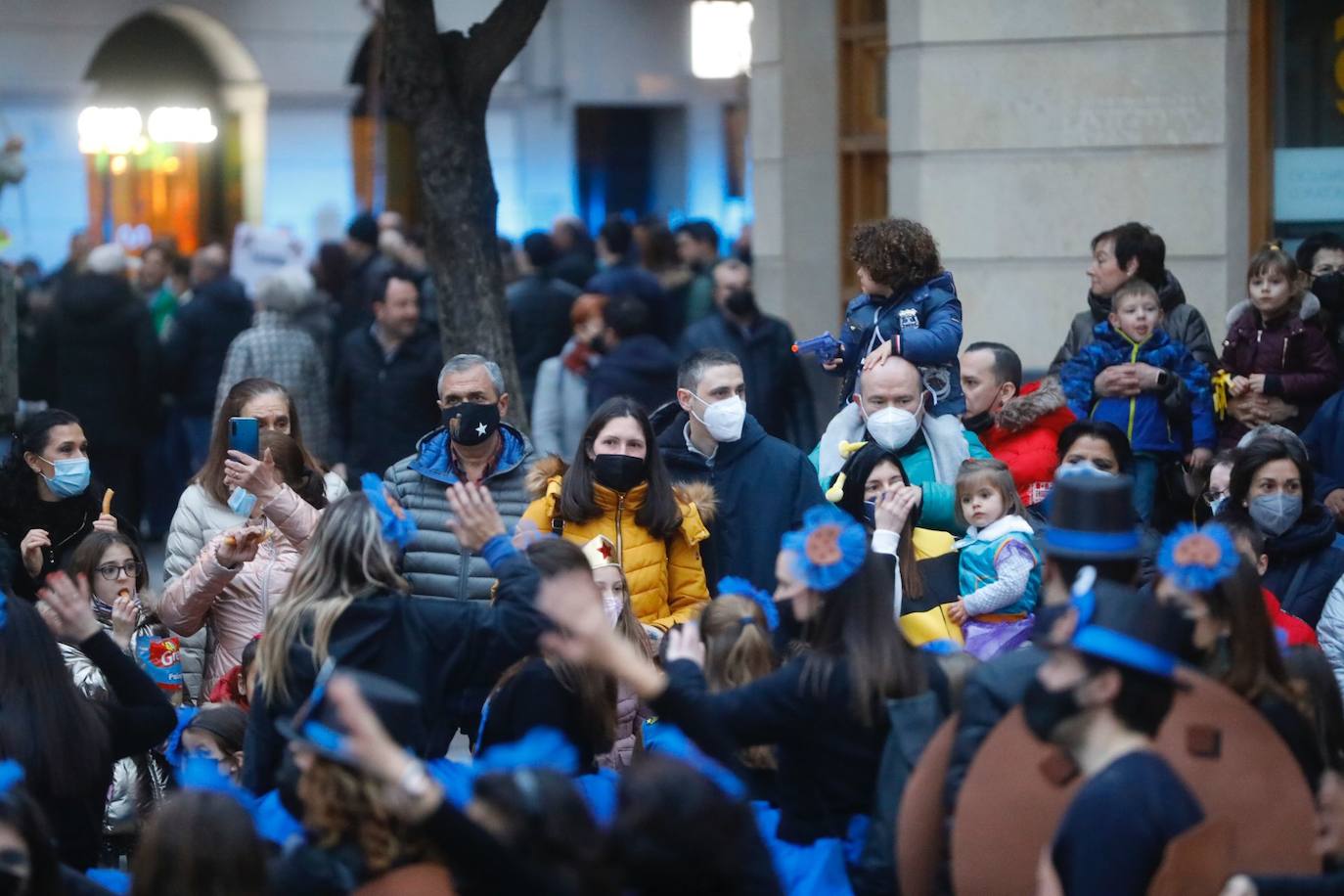 Los ciudadanos no han faltado a la cita, han acudido al desfile por la ciudad para observar los disfraces de los grupos que participan en el esperado acto