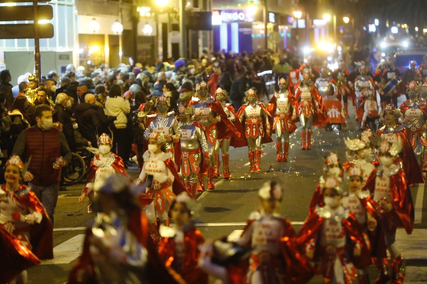 Los ciudadanos no han faltado a la cita, han acudido al desfile por la ciudad para observar los disfraces de los grupos que participan en el esperado acto