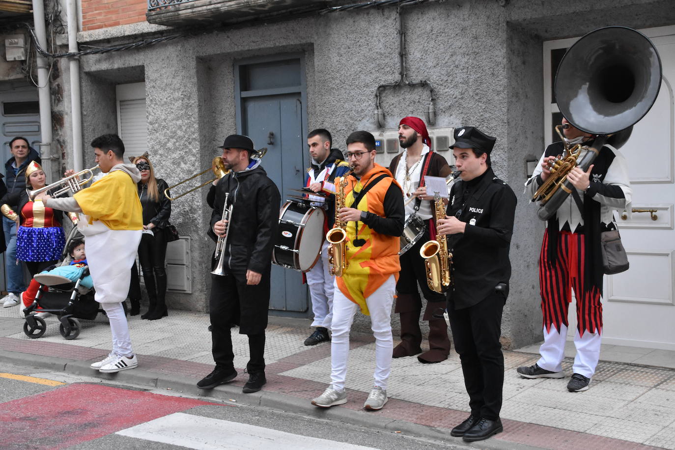 Fotos: El Carnaval se adueña de las calles de Cervera