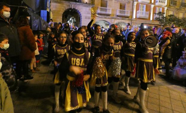 Haro. Un grupo de animadoras llegaba en el desfile a la Plaza de la Paz..