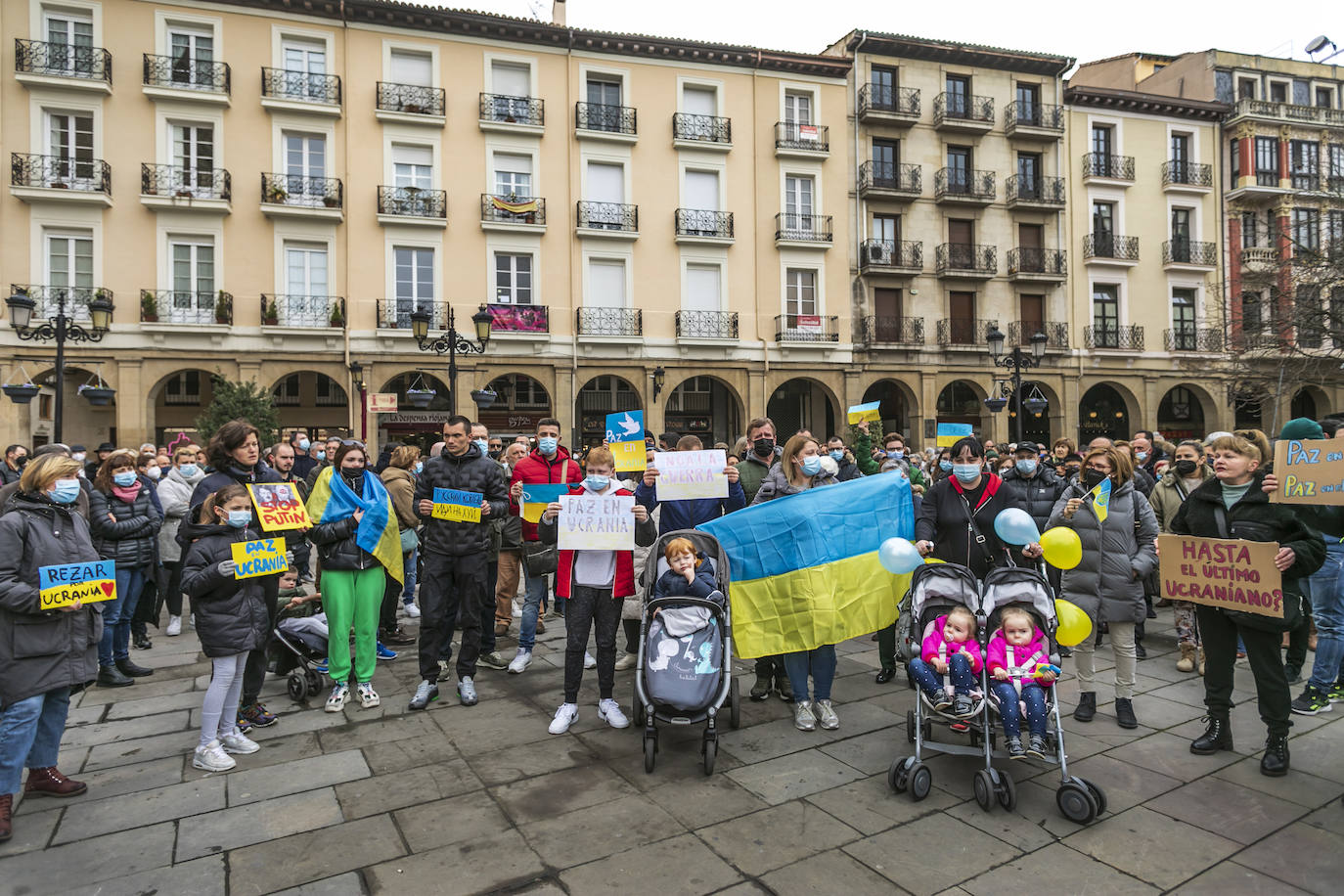 Fotos: Concentración en la plaza del Mercado de Logroño para clamar por la paz en Ucrania