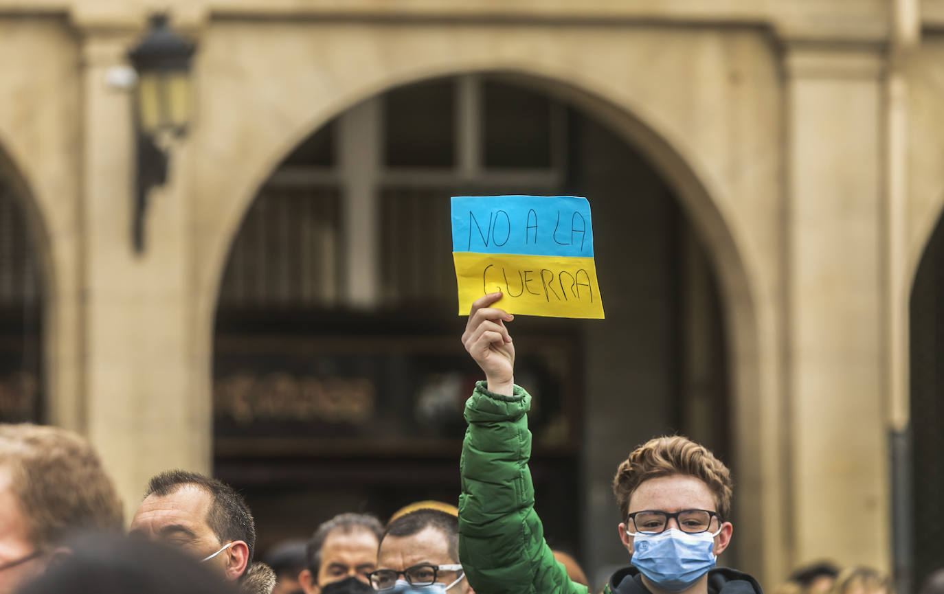 Fotos: Concentración en la plaza del Mercado de Logroño para clamar por la paz en Ucrania