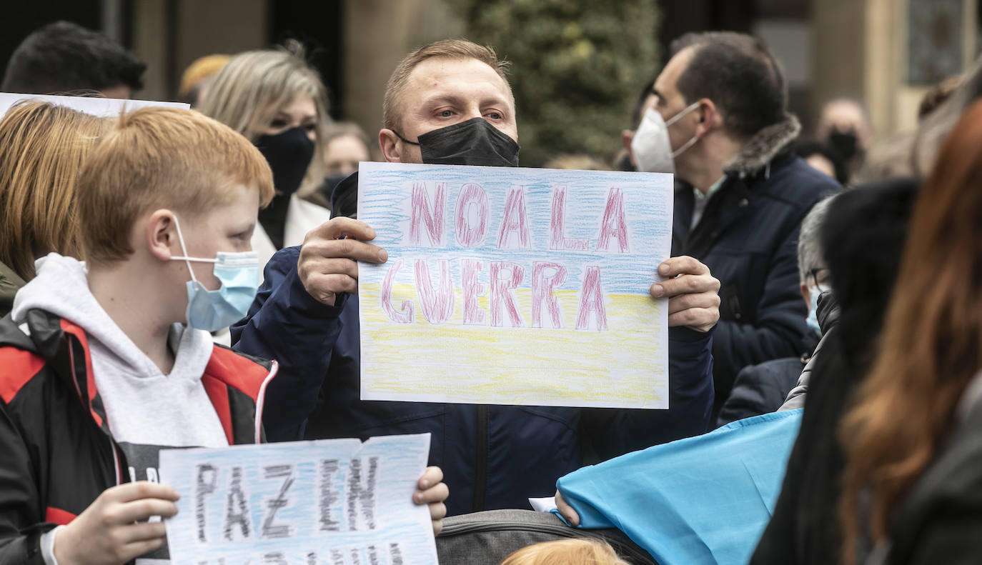 Fotos: Concentración en la plaza del Mercado de Logroño para clamar por la paz en Ucrania