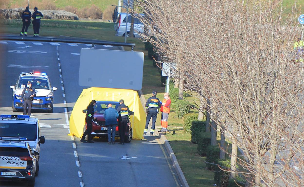 En el lugar del accidente se ha instalado una carpa para proteger el cuerpo de la víctima. 