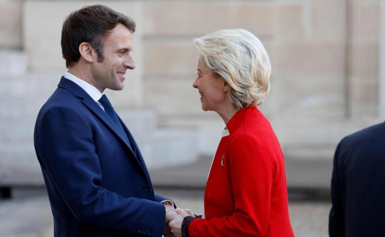 Macron saluda a la presidenta de presidenta de la Comisión Europea, Ursula von der Leyen, antes de una reunión.