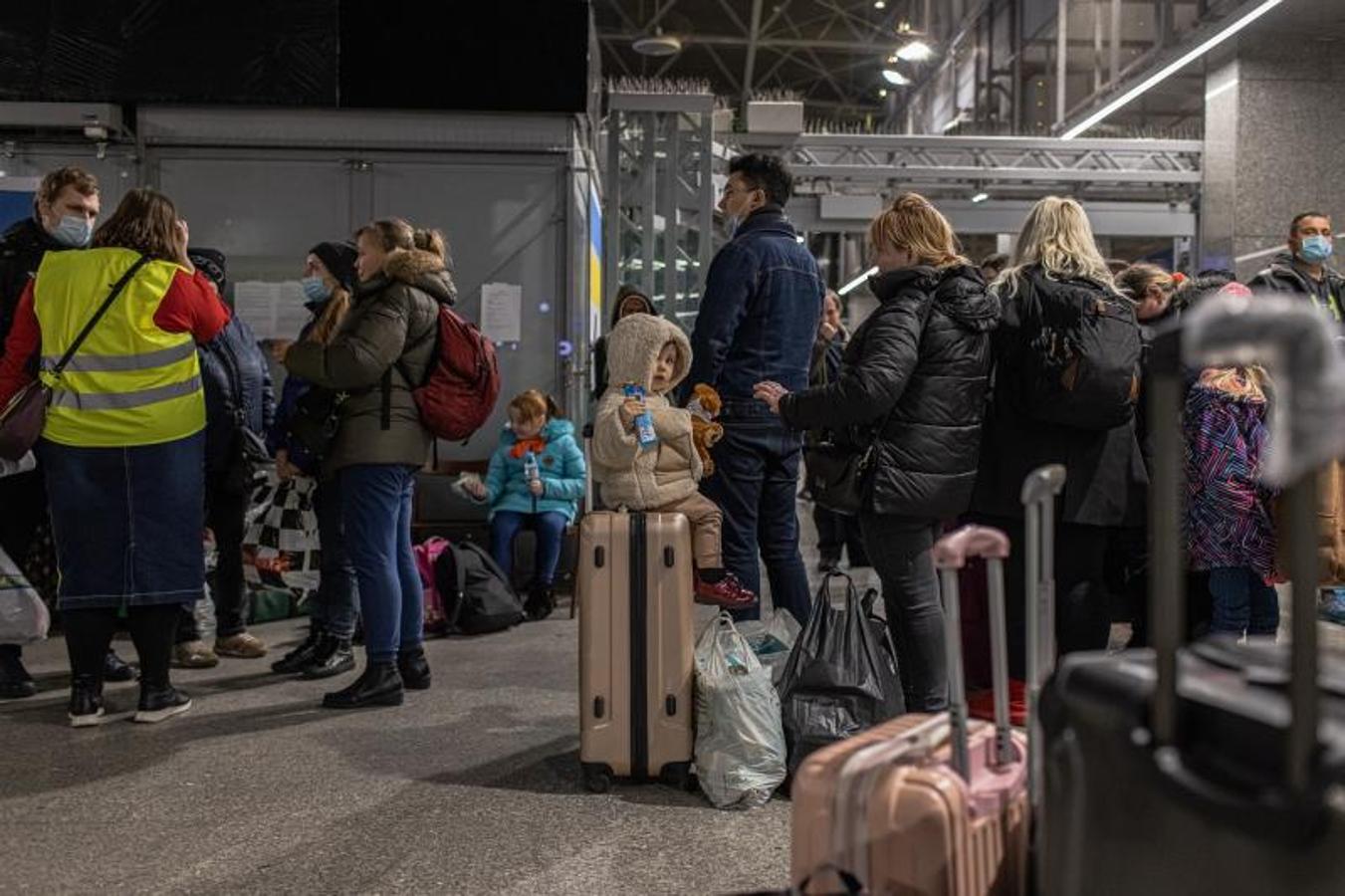 Un grupo de refugiados llega a la frontera con Polonia.