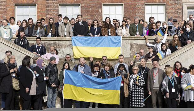 Los participantes en el primer panel ciudadano se fotografían con la bandera de Ucrania 