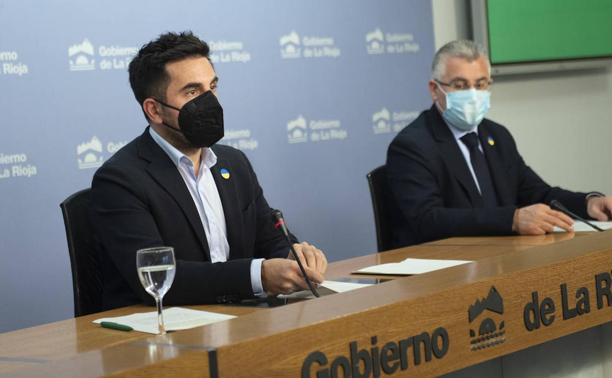 Dorado y Lacalzada, este miércoles en la sala de prensa del Gobierno. 