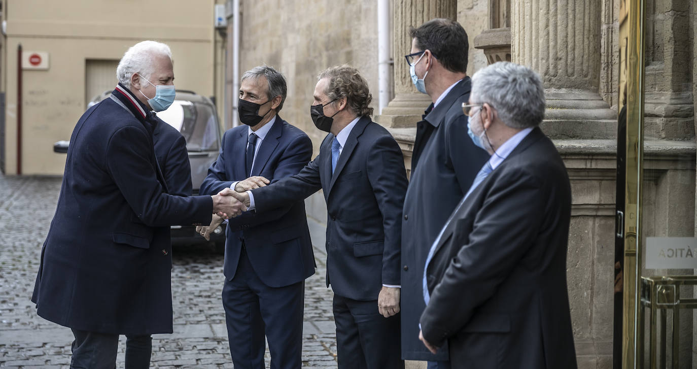 El Parlamento de La Rioja acoge la exposición 'El terror a portada', organizada por Vocento, la Fundación Víctimas del Terrorismo y el Centro Memorial de las Víctimas del Terrorismo. 