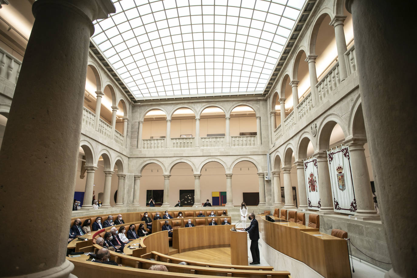 El Parlamento de La Rioja acoge la exposición 'El terror a portada', organizada por Vocento, la Fundación Víctimas del Terrorismo y el Centro Memorial de las Víctimas del Terrorismo. 