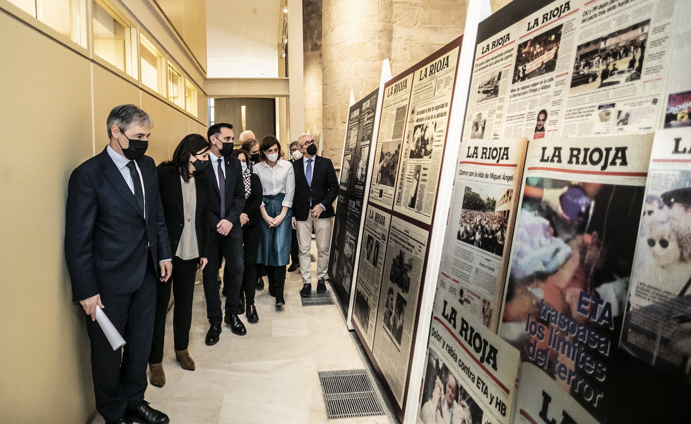 El Parlamento de La Rioja acoge la exposición 'El terror a portada', organizada por Vocento, la Fundación Víctimas del Terrorismo y el Centro Memorial de las Víctimas del Terrorismo. 