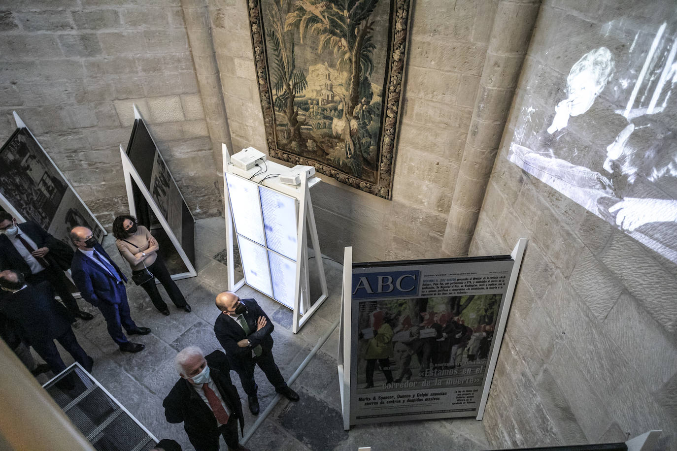 El Parlamento de La Rioja acoge la exposición 'El terror a portada', organizada por Vocento, la Fundación Víctimas del Terrorismo y el Centro Memorial de las Víctimas del Terrorismo. 