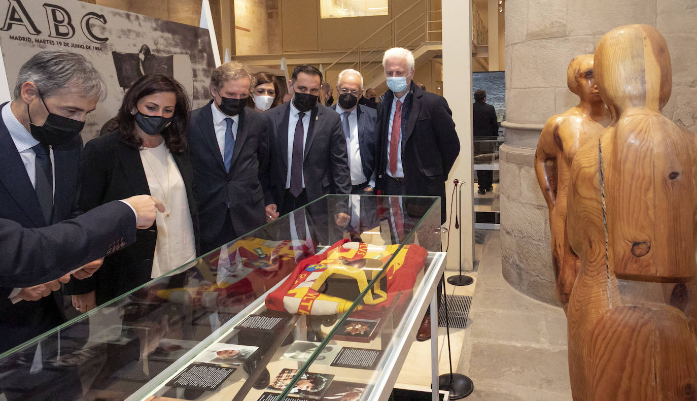 El Parlamento de La Rioja acoge la exposición 'El terror a portada', organizada por Vocento, la Fundación Víctimas del Terrorismo y el Centro Memorial de las Víctimas del Terrorismo. 