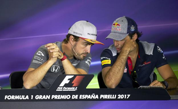 Fernando Alonso junto a Carlos Sainz, en Montmeló. 