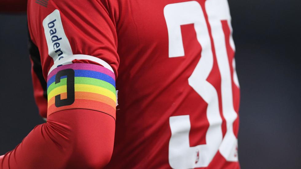 El defensor alemán de Freiburg, Christian Guenter, luce un brazalete del equipo con los colores del arcoíris durante el partido de fútbol de la Bundesliga alemana de primera división SC Freiburg v Eintracht Frankfurt en Freiburg, Alemania occidental, el 10 de noviembre de 2019. 