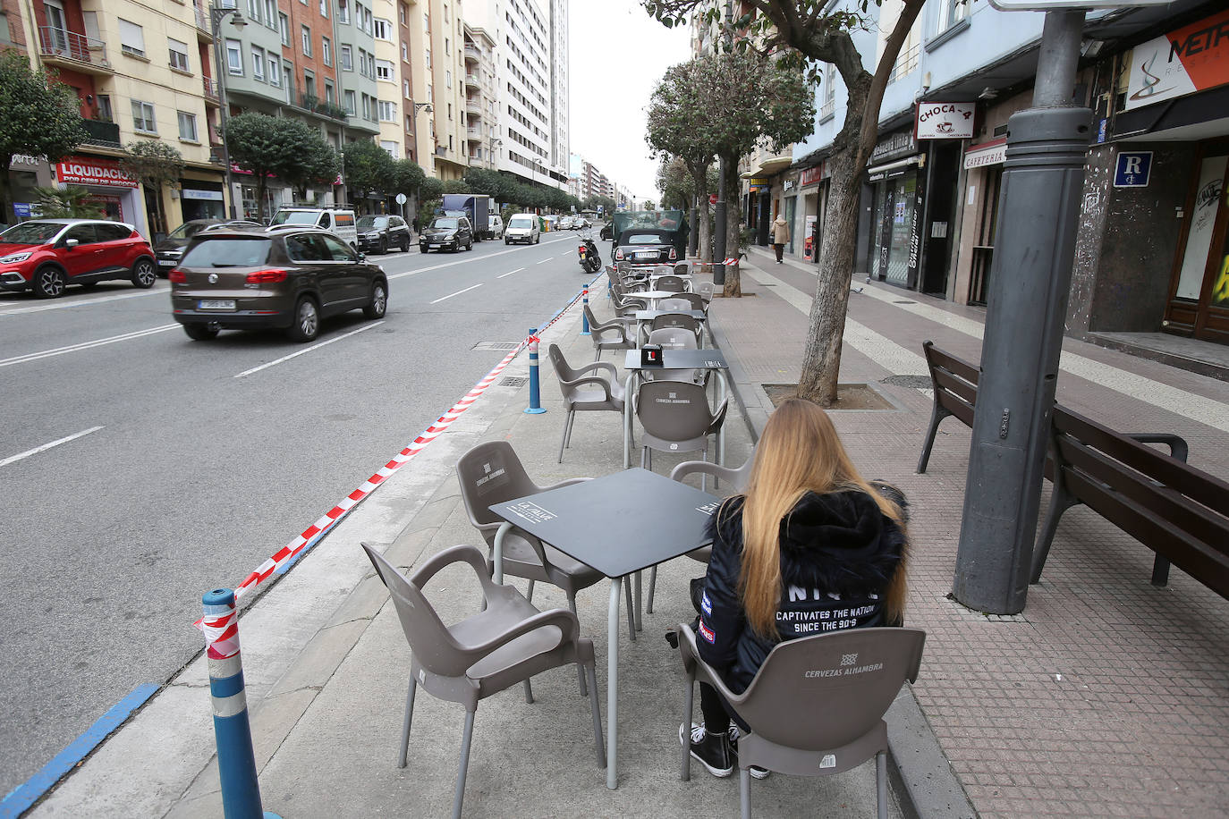 Terrazas en la calzada en la cale Solidaridad 