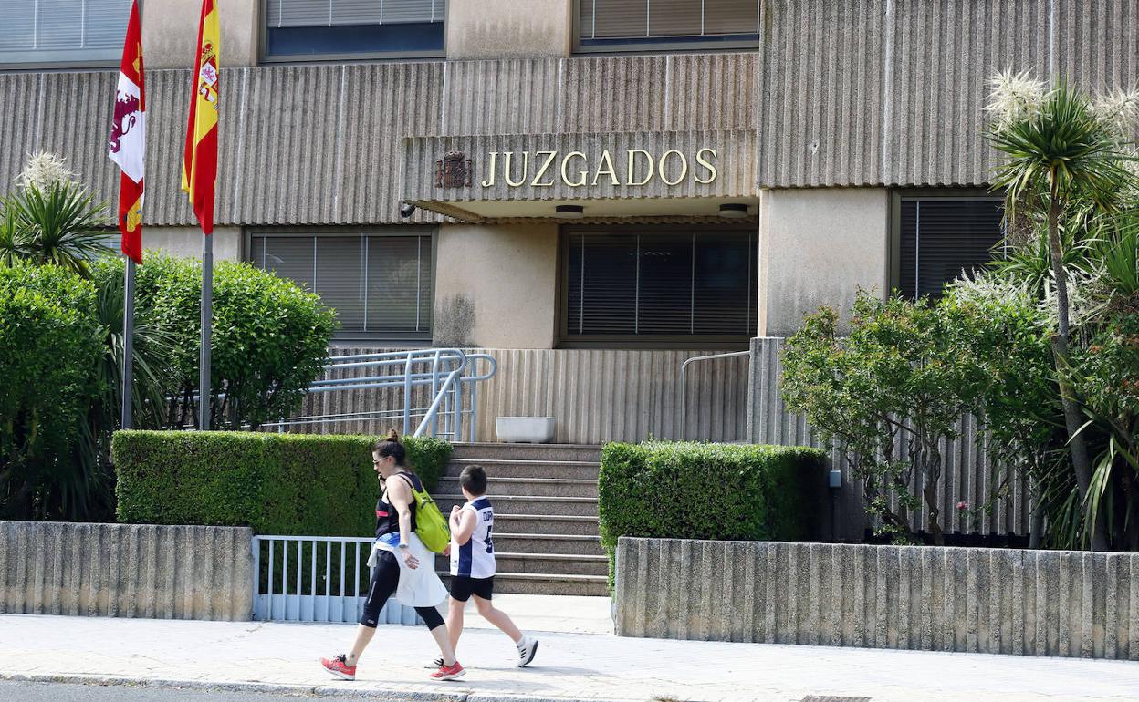 Una madre y su hijo pasean ante el edificio de los Juzgados en Miranda de Ebro (Burgos). 