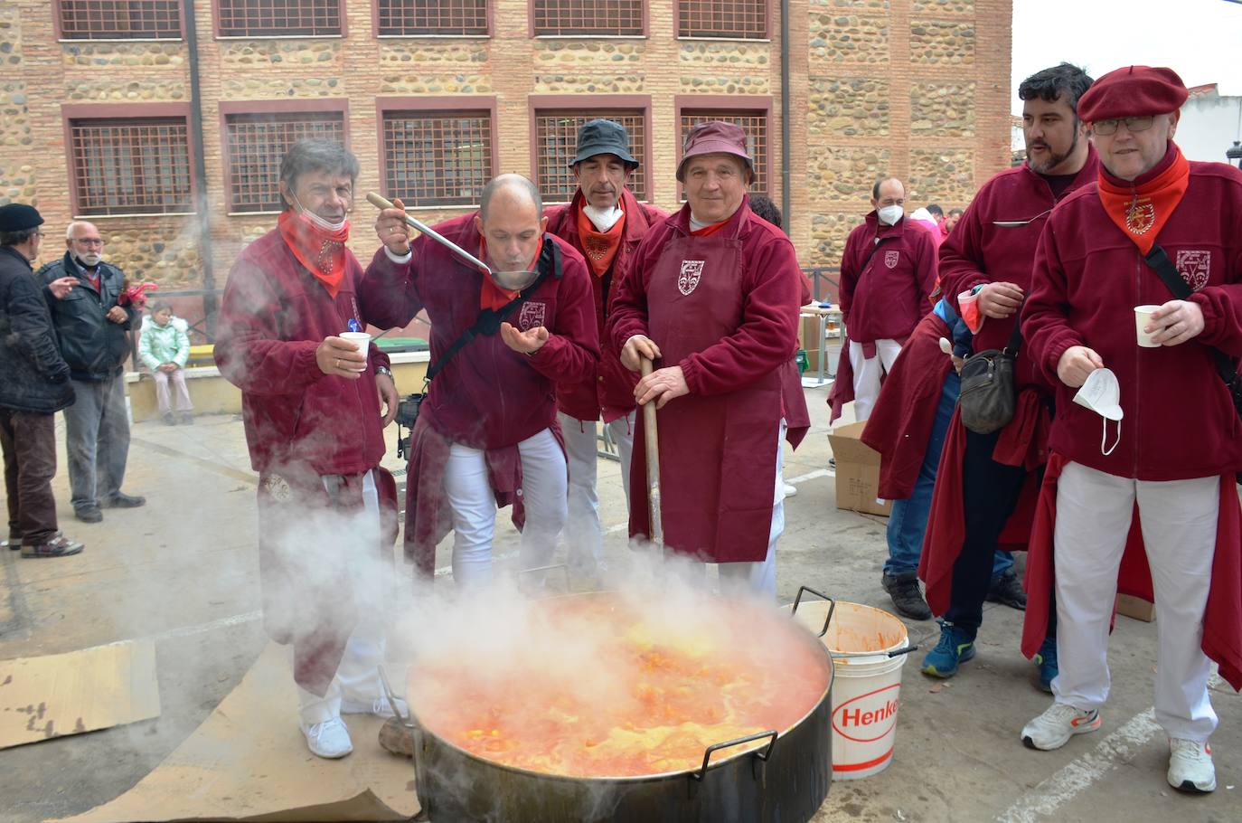 Fotos: Mascletá, salida de los gigantes, encierro infantil y degustación de calderetes de las peñas de Calahorra