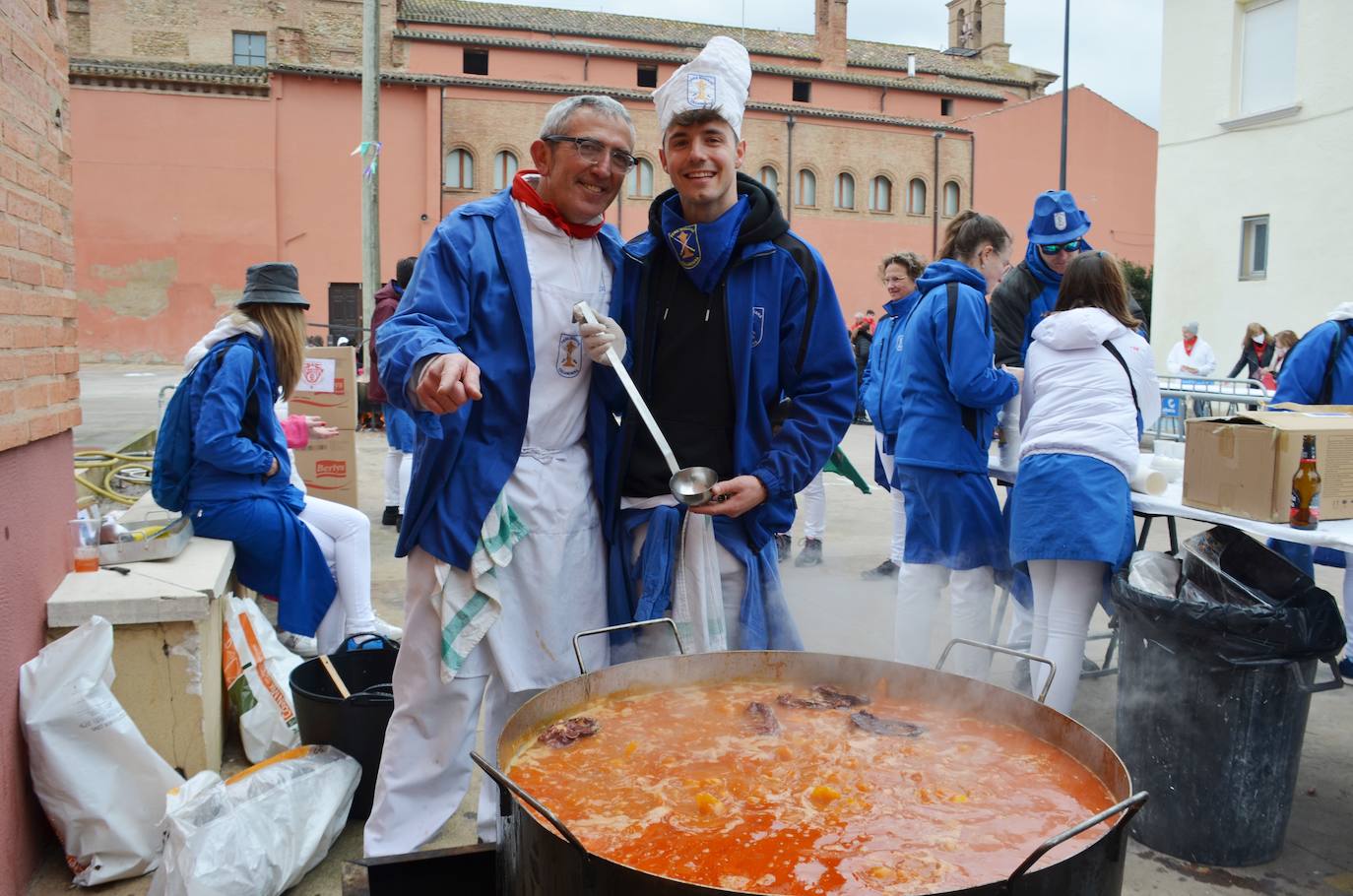 Fotos: Mascletá, salida de los gigantes, encierro infantil y degustación de calderetes de las peñas de Calahorra