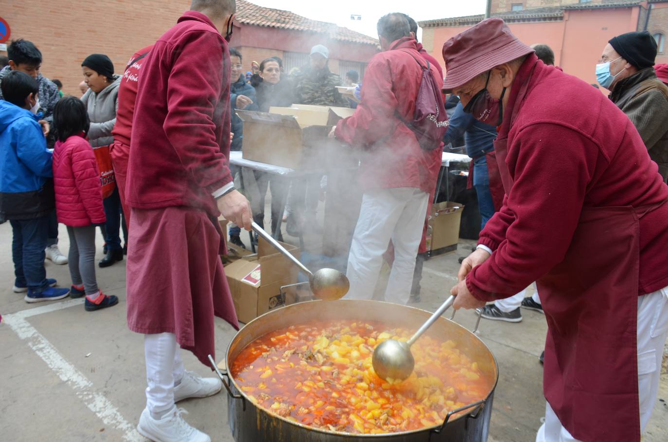 Fotos: Mascletá, salida de los gigantes, encierro infantil y degustación de calderetes de las peñas de Calahorra