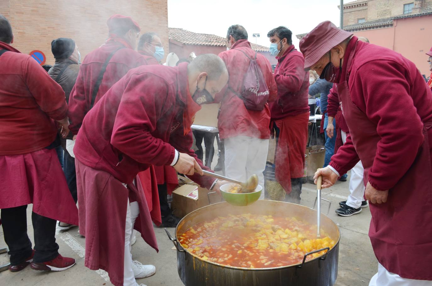 Fotos: Mascletá, salida de los gigantes, encierro infantil y degustación de calderetes de las peñas de Calahorra