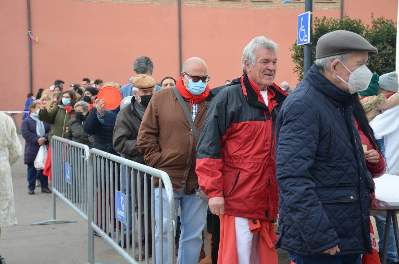 Fotos: Mascletá, salida de los gigantes, encierro infantil y degustación de calderetes de las peñas de Calahorra