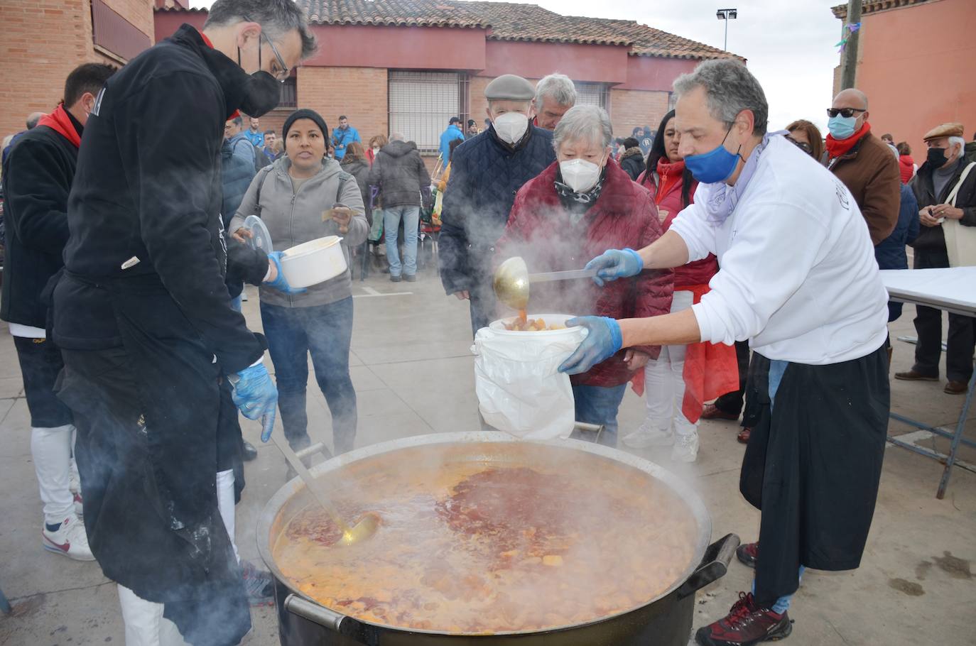 Fotos: Mascletá, salida de los gigantes, encierro infantil y degustación de calderetes de las peñas de Calahorra