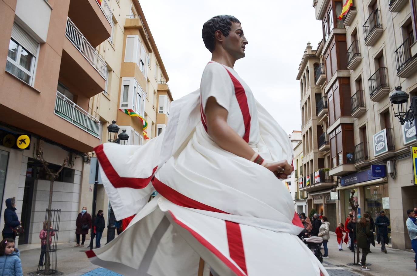 Fotos: Mascletá, salida de los gigantes, encierro infantil y degustación de calderetes de las peñas de Calahorra