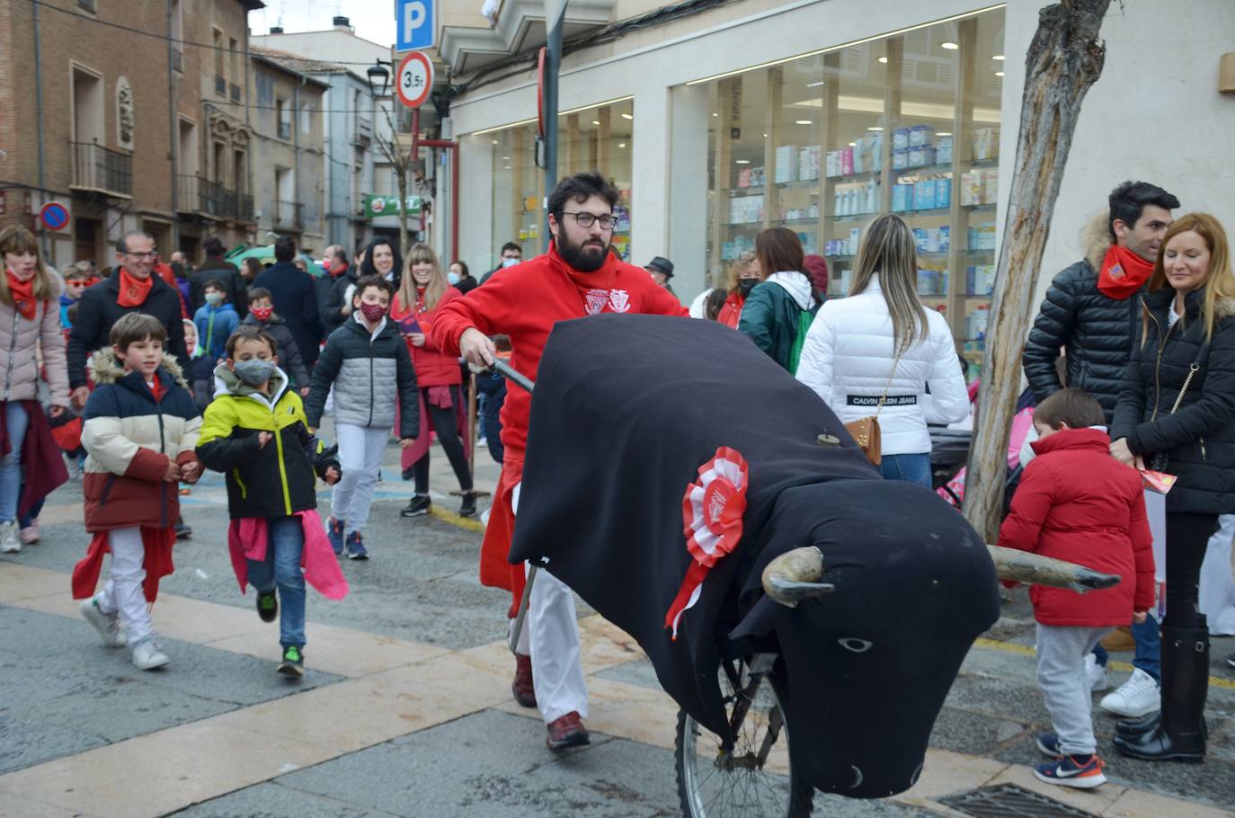 Fotos: Mascletá, salida de los gigantes, encierro infantil y degustación de calderetes de las peñas de Calahorra