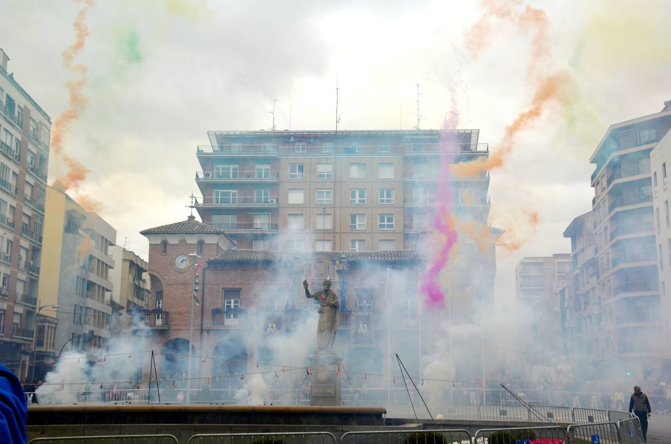 Fotos: Mascletá, salida de los gigantes, encierro infantil y degustación de calderetes de las peñas de Calahorra