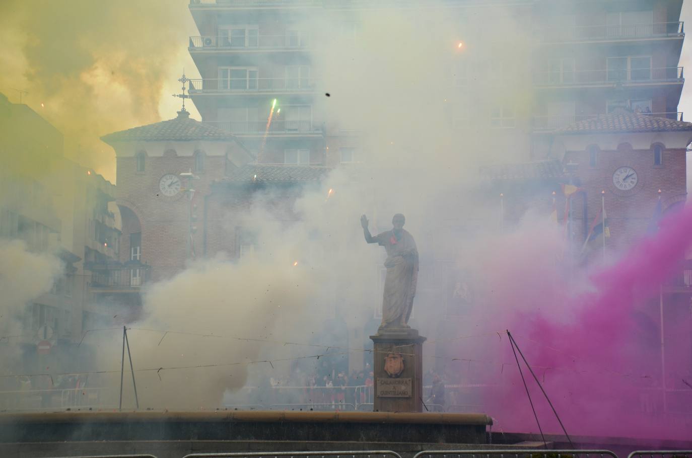 Fotos: Mascletá, salida de los gigantes, encierro infantil y degustación de calderetes de las peñas de Calahorra