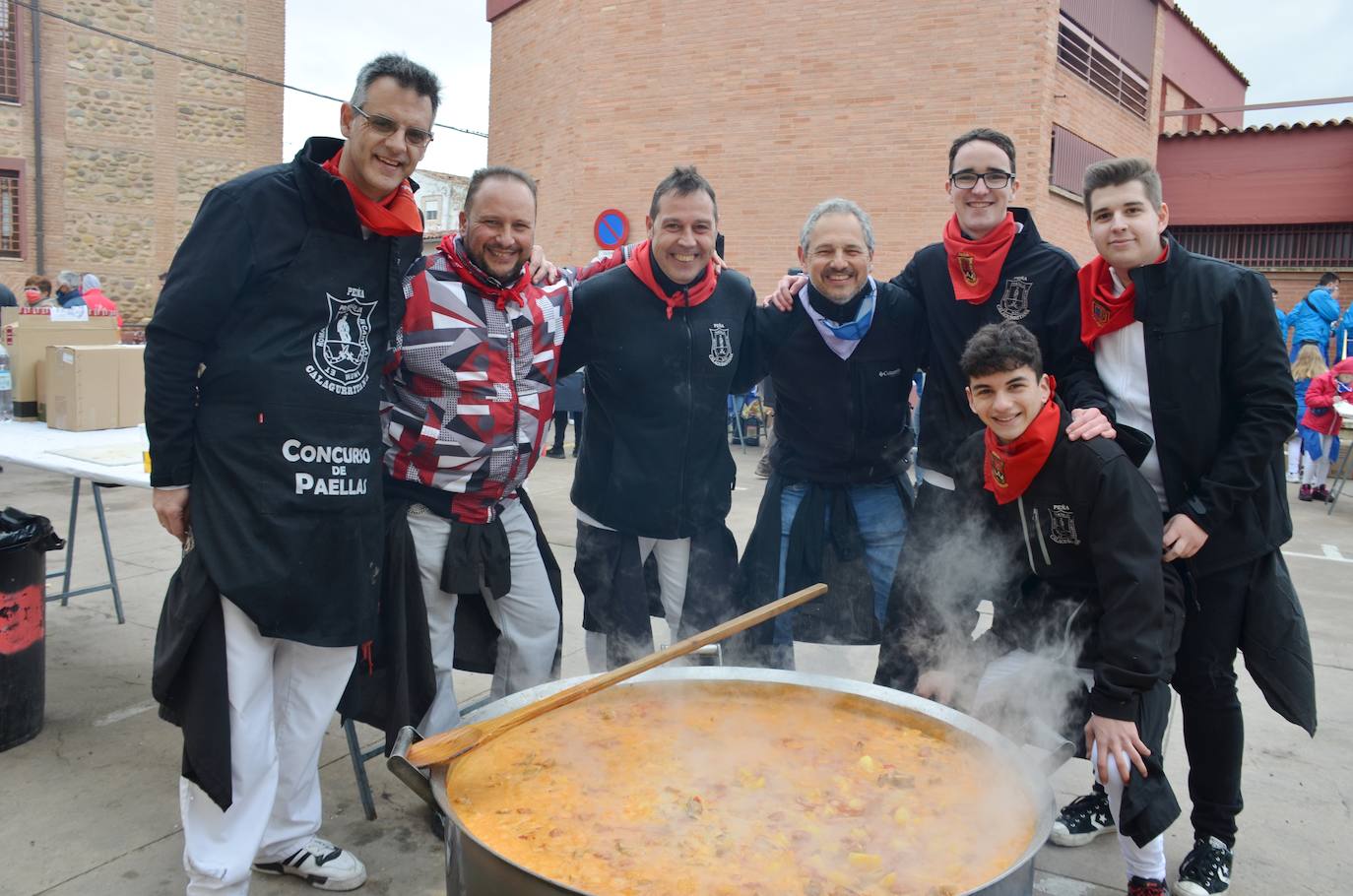 Fotos: Mascletá, salida de los gigantes, encierro infantil y degustación de calderetes de las peñas de Calahorra