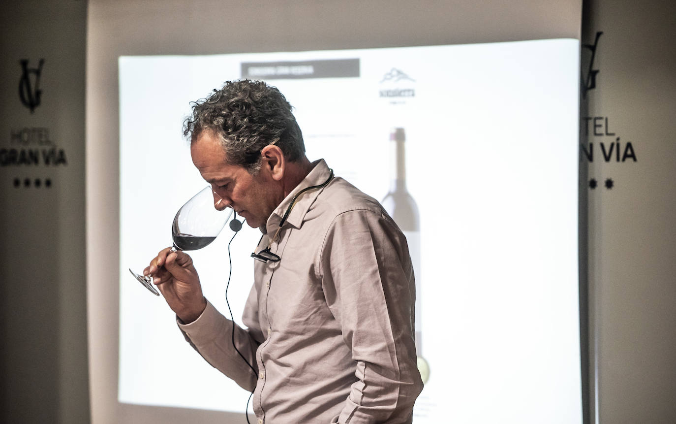 Rafael Usoz presentó para lomejordelvinoderioja las tres elaboraciones de viñedo singular y la gama tradicional de Sonsierra, todas ellas elaboradas con uvas de viñedos de más de 40 años. 