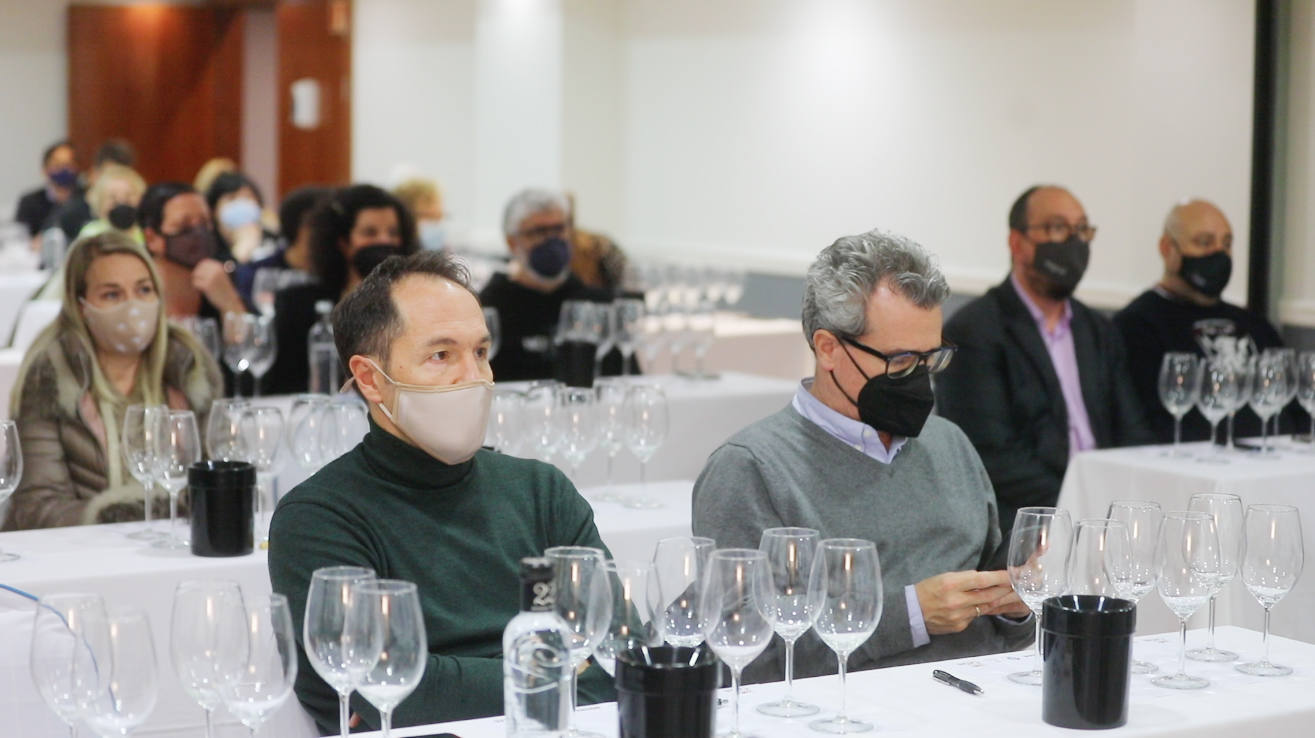 Rafael Usoz presentó para lomejordelvinoderioja las tres elaboraciones de viñedo singular y la gama tradicional de Sonsierra, todas ellas elaboradas con uvas de viñedos de más de 40 años. 