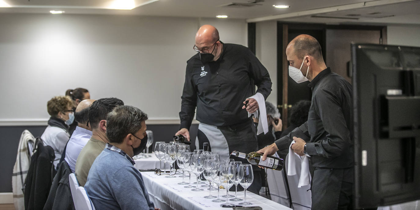 Rafael Usoz presentó para lomejordelvinoderioja las tres elaboraciones de viñedo singular y la gama tradicional de Sonsierra, todas ellas elaboradas con uvas de viñedos de más de 40 años. 