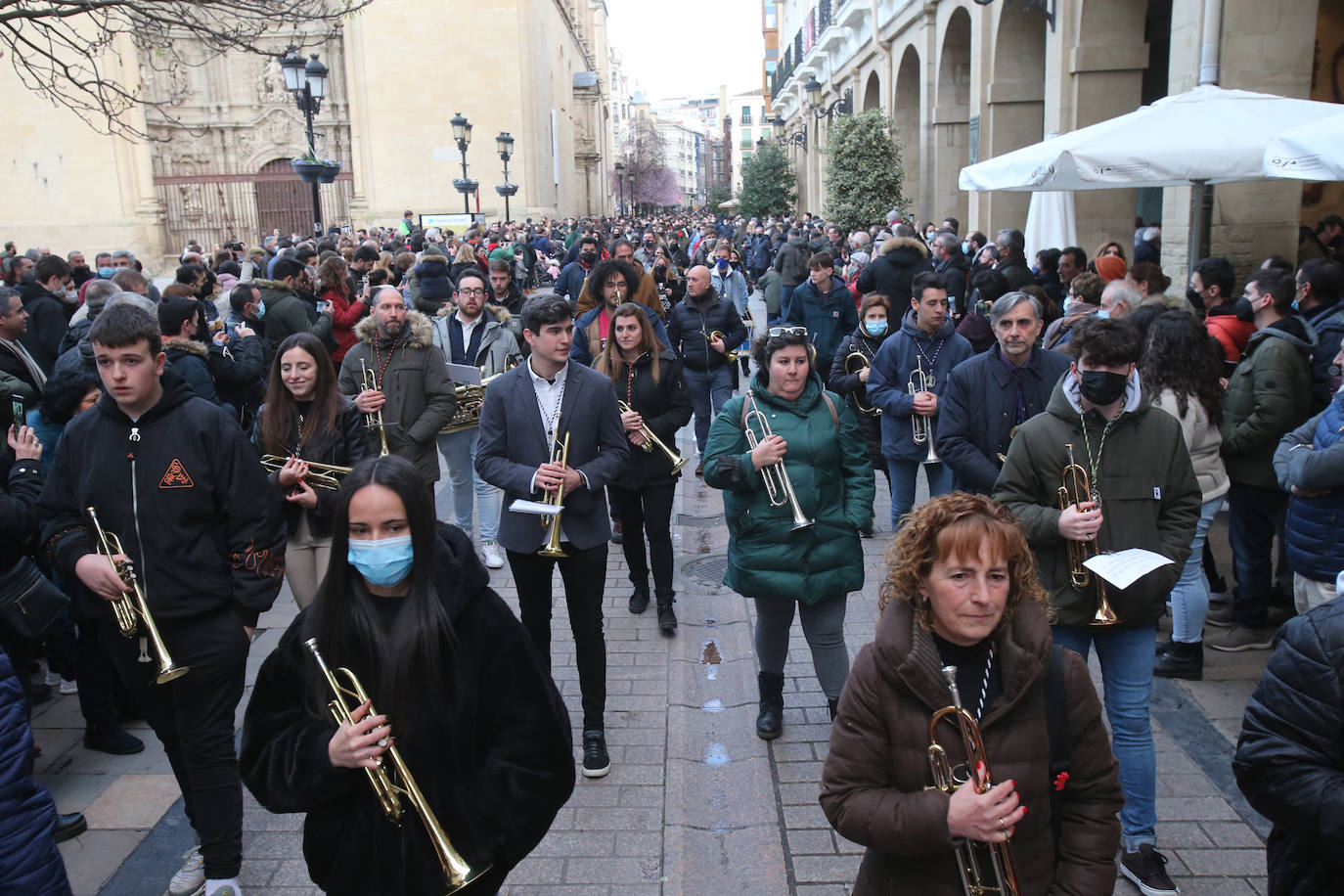 La Hermandad de Cofradías de la Semana Santa de Logroño graba un 'flashmob' en la calle Portales para anunciar su próximo regreso