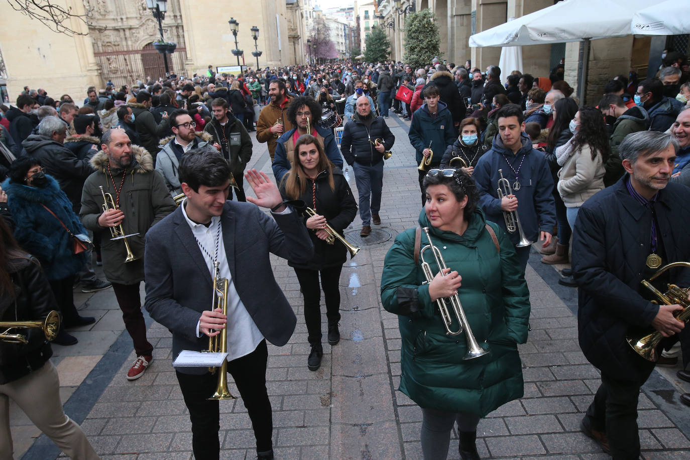 La Hermandad de Cofradías de la Semana Santa de Logroño graba un 'flashmob' en la calle Portales para anunciar su próximo regreso