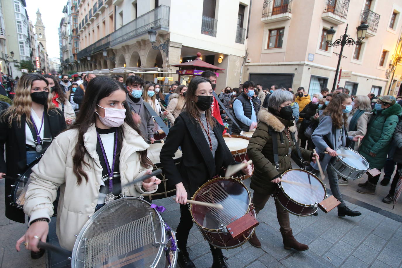 La Hermandad de Cofradías de la Semana Santa de Logroño graba un 'flashmob' en la calle Portales para anunciar su próximo regreso