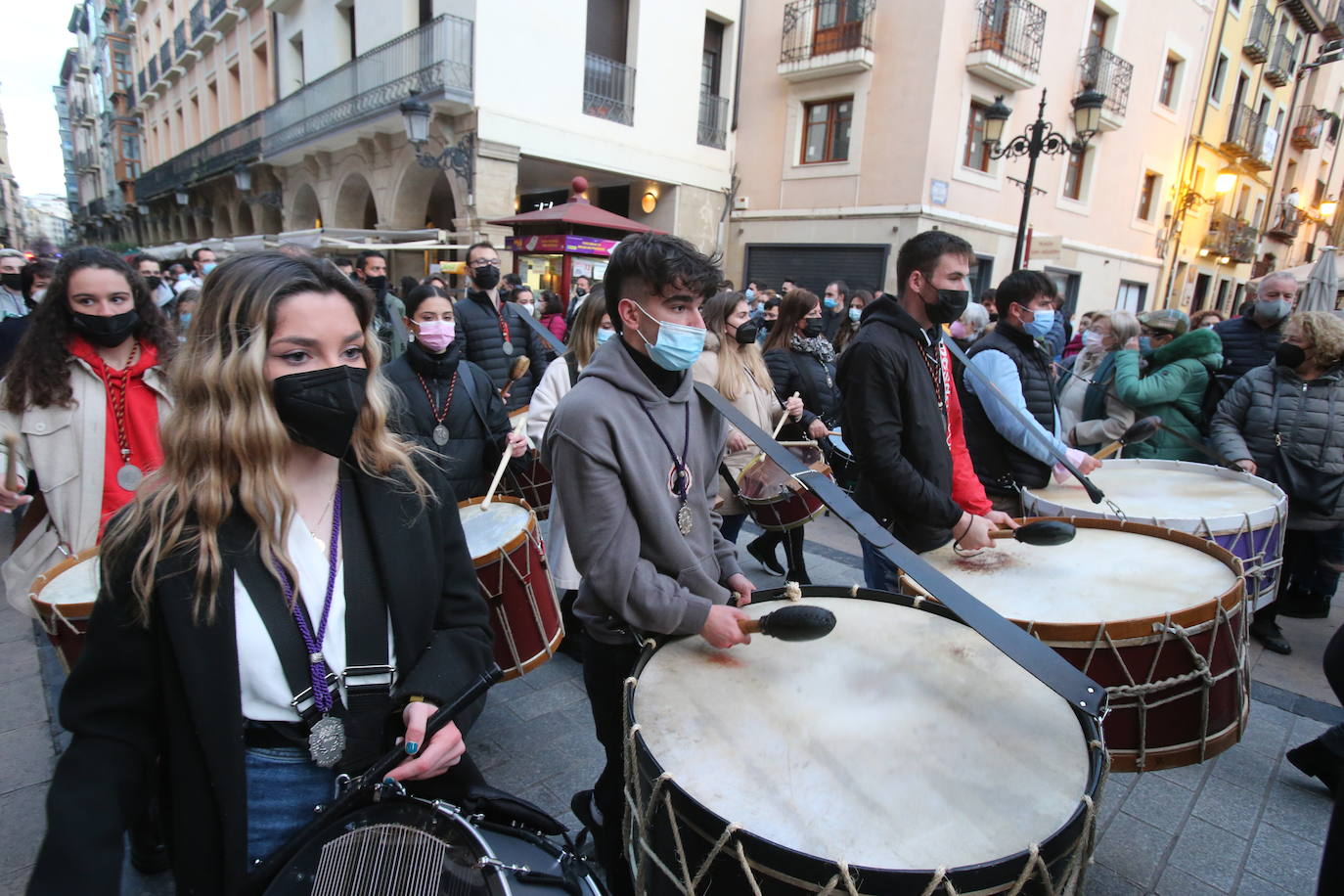 La Hermandad de Cofradías de la Semana Santa de Logroño graba un 'flashmob' en la calle Portales para anunciar su próximo regreso