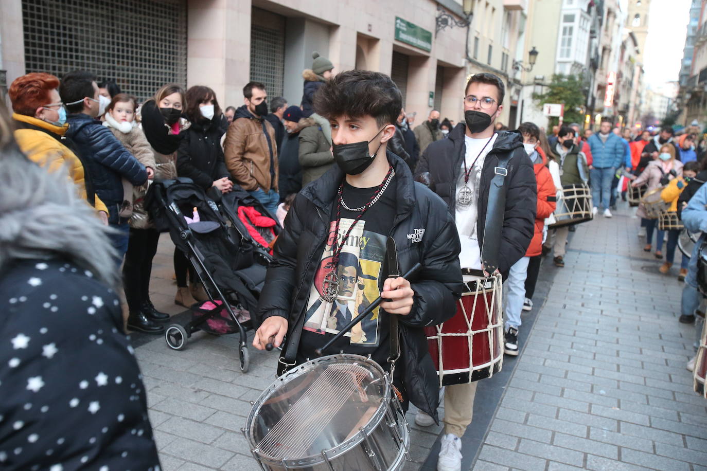 La Hermandad de Cofradías de la Semana Santa de Logroño graba un 'flashmob' en la calle Portales para anunciar su próximo regreso