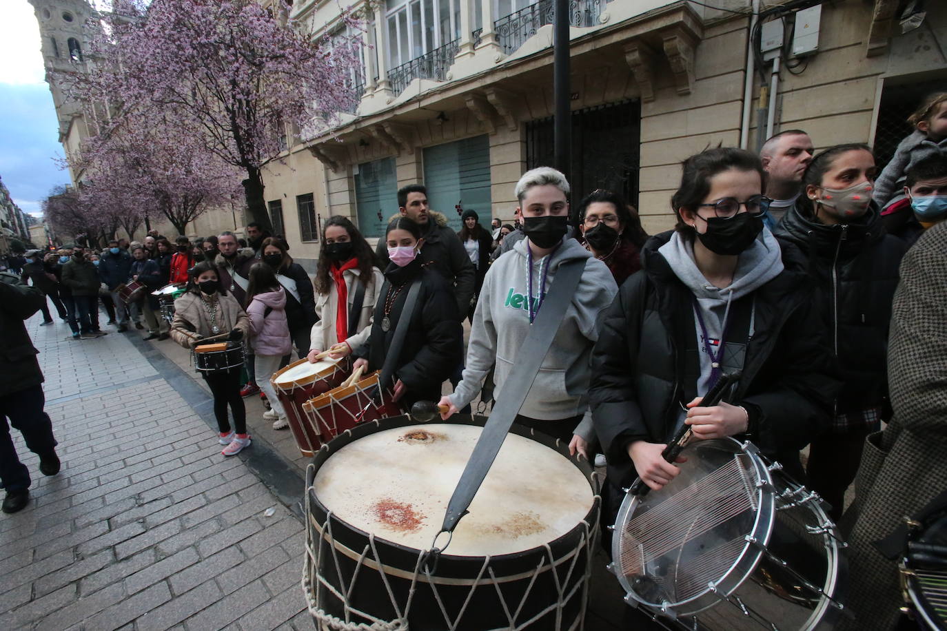 La Hermandad de Cofradías de la Semana Santa de Logroño graba un 'flashmob' en la calle Portales para anunciar su próximo regreso