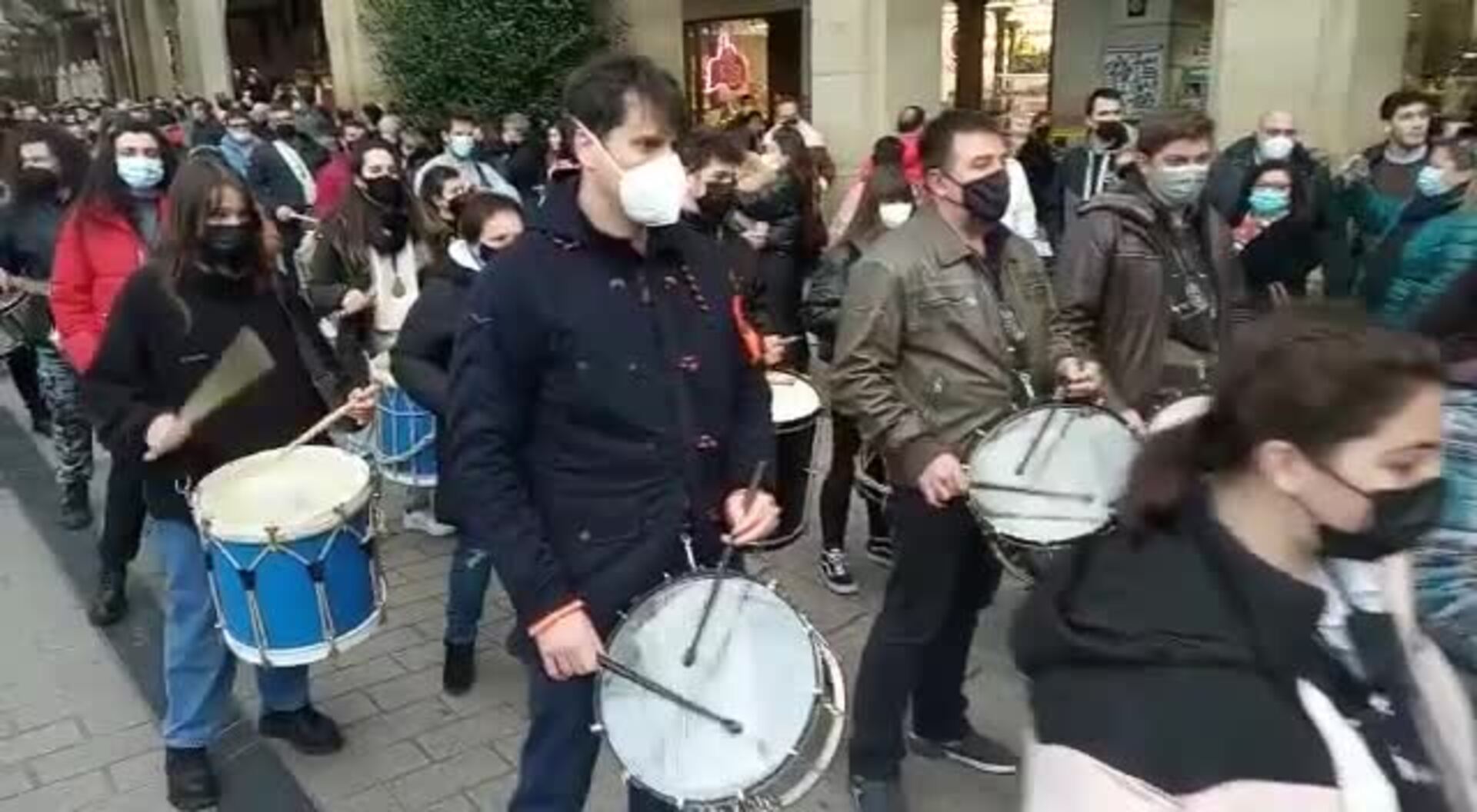 Un grupo de cofrades realiza un flashmob para celebrar la 'vuelta' de la Semana Santa