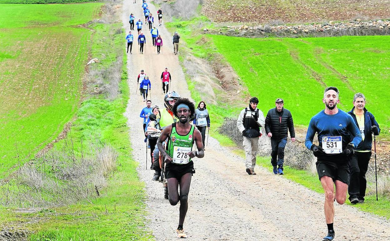 Biruk Rubio supera a atletas de la carrera de 10K y a algunos peregrinos.